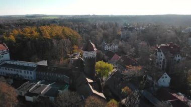 Svetlogorsk, Kaliningrad Oblastı, Rusya 'daki tarihi su kulesinin üzerinde uçan hava manzarası. Medya