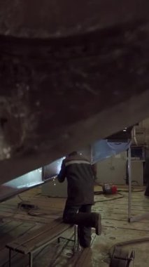 Profesyonel kaynakçı metal bölümlerini birleştirmek için özel ekipman kullanır ve güçlü ve dayanıklı yapılar yaratır.