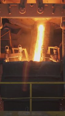 Çelik fabrikasına dökülen erimiş çelik kıvılcımlar ve ısı üretir.