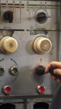 Fabrikada çalışan endüstriyel işçiler.