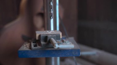 Dönen matkap ucunu kapat ve bir tahta parçasına delik aç. Medya