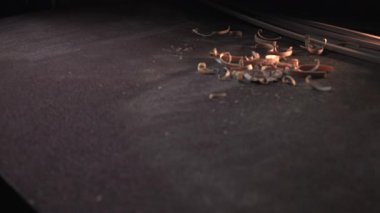 Marangoz işini bitirdikten sonra tezgahtan talaş ve talaş topluyor. Medya