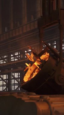 Çelik fabrikasındaki dev bir kepçeden parlayan erimiş metal.