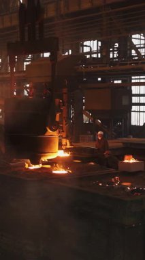 Erimiş metalin çelik fabrikasında küflendiğini gösteren endüstriyel bir süreç.