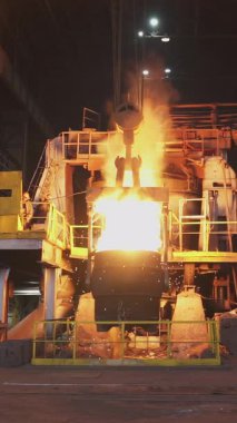 Parlayan erimiş metal, geceleyin çelik fabrikasındaki bir konteynıra dökülür.