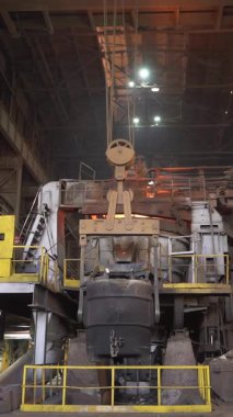 Endüstriyel ekipmanlar çelik fabrikasında çalışır.