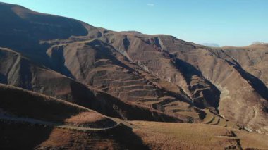 Uçan dağ geçitleri, güneşli terasları ve dik yamaçları olan dar yol oymaları, uzaktan kumanda. Medya