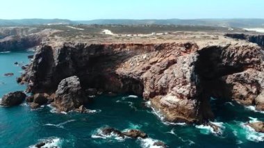 Hava burnu ve turkuaz sörf yapan adalar engebeli deniz yığınları üzerinde uçan drone 'lar, çarpan dalgalar, Medya