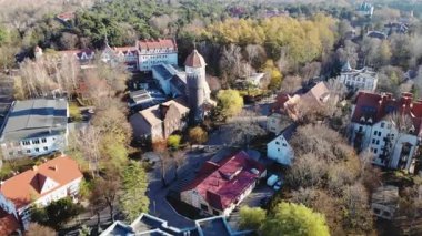 İnsansız hava aracı görüntüleri, tarihi Alman mimarisi ve Svetlogorsk 'taki renkli sonbahar ağaçlarını tarıyor.