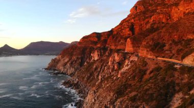 Chapman 's Peak Drive' ın manzaralı kıyı yolu boyunca uçarken çekilmiş görüntüler. Medya