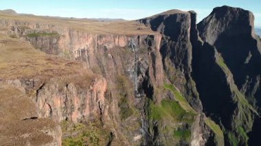 Tugela Şelalesi 'nin hava manzarası Güney Afrika' daki Drakensberg amfitiyatrosundan aşağı dökülüyor. Medya