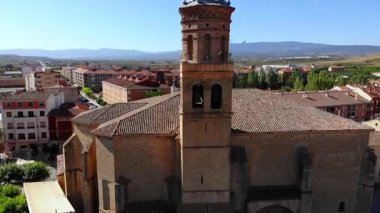 Taştan cephe boyunca inen hava manzarası ve tarihi bir Avrupa kilisesinin çan kulesi. Medya