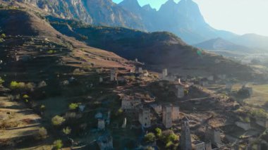 Günbatımında güzel bir dağ vadisine kurulmuş yıkılmış ortaçağ kuleleri ve antik yerleşimler. Medya