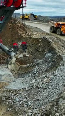 Çekme yolu boyunca giden kamyonlarla dolu kürek yükleme döngüsü, Dipper ve nakliye filosu arasında senkronize zamanlama,