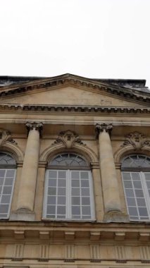 Düşük açılı sütun ve sütun çerçeve flütlü sütunlar ve entablatür ile uzun mulliled pencereler,