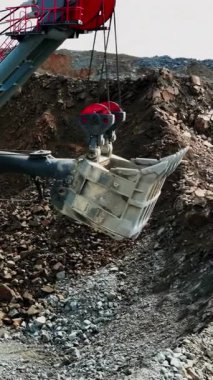 Hava manzaralı kablo kürek çürük yığına sallanan kova, takip edilen taban ve kırmızı beyaz üst yapı, dik çukur