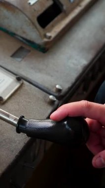 Mühendis vintage kontrol panelindeki kolu ayarlıyor. Kırp