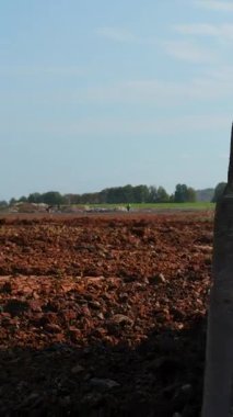 Sarı buldozer inşaat alanında toprak taşıyor. Kırp