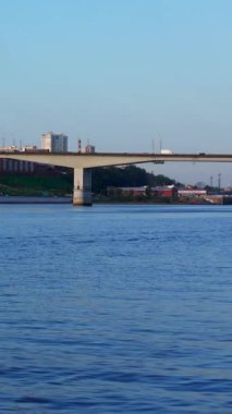 Kyiv, Ukrayna 'da köprü ve inşaat halindeki binalarla şehir manzarası. Kırp