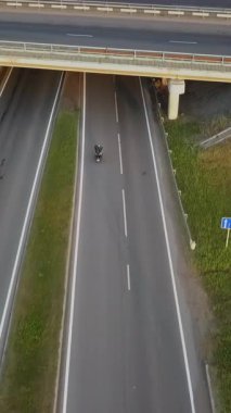 İnsansız hava aracı bir yaz günü otoyol kavşağında araba ve üstgeçitlerle uçuyor. Kırp