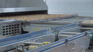 Sanayi pişirme tüneli, ısıtma odasından geçen silindirler, hız ve ısı kontrolüne odaklan. Medya