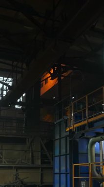 Karmaşık makineler büyük bir sanayi fabrikasında çalışır.