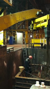 Dökümhanede erimiş metal dökme sanayi süreci