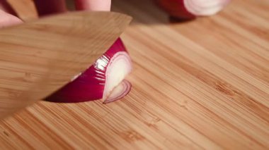 Kapanış Bıçağı Bambu Tahtasında Kırmızı Soğanı Dilimliyor, Şeffaf Yüzüklere Ev Aşçısı Eli Kılavuzu, Sıcak. Medya