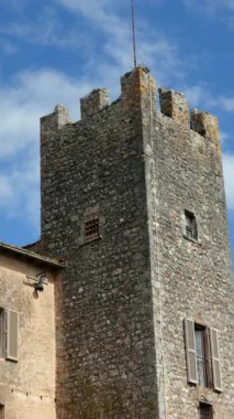 Piacenza, Emilia Romagna, İtalya 'da resim gibi bir köy olan Castellarquato' nun ortaçağ kalesi ve saat kulesi.