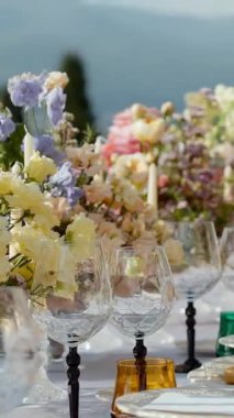 Dağlarda bir düğün resepsiyonu düzenlemek için güzel bir çiçek aranjmanı.