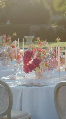 Masalar canlı ve renkli çiçeklerle süslenmiş, açık hava bahçe partileri ya da zarif düğünler için mükemmel.