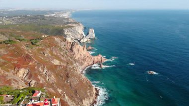 Engebeli Sahil Uçurumları ve Turkuaz Okyanusu 'nun havadan görünüşü, İHA Pilotu Sinematik Seyahat Görüntüsü Yakalıyor. Medya