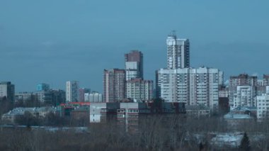 Şehir Skyline Kış Bulutlu Sabahı, Uzak Kuleler ve Yapraksız Ağaçların Üzerinde Oturan Bloklar. Medya