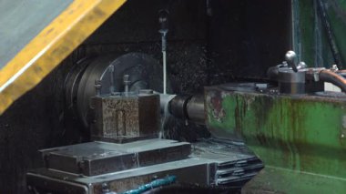 Metali soğutucu sprey ve çip sökücü ile kesme, Chuck ve Spindle 'ın yakın çekimi, ağır iş aletleri. Medya