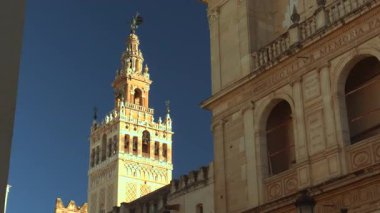 Taş atari salonunun yanında süslü çan kulesi, Masonry 'de karmaşık oyma ve sıcak güneş ışığı, Lowangle kompozisyonu, Eylem