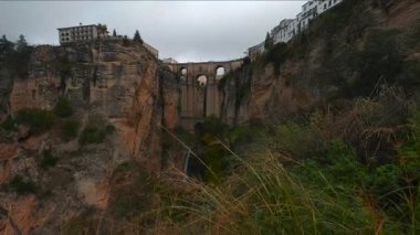 Rüzgârlı Çimen Çerçevesi Derin Vadi 'deki Eskiler Köprüsü' nü Bulutlu Gökyüzüne Karşı Kemerli Siluet ile Çerçeveledi. Eylem