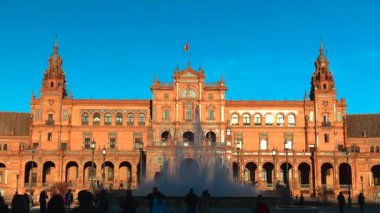 Sunlit Plaza De Espana Çeşmesi Mavi Gökyüzü, Altın Saat Sıcaklığı Merkezi Pınarla Rönesans Cephesi. Eylem