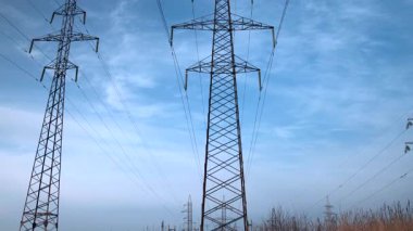 Mavi Gök 'e Karşı Çelik Aktarım Kuleleri, Kule Sütunları ve Açık Alan üzerinde Çapraz Güç Hatları. Medya