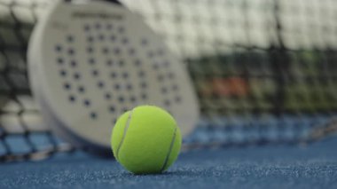 Padel Topu Net ve Raket Düşük Açılı Yakın Çekimde, Saha Vurgulama Görüntünün Sığ Derinliği Medya