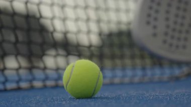 Padel Ball, Mavi Saray 'ın yanında altın ışıkla dinleniyor. Arka planda bulanık duruyor. Medya