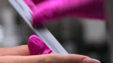 Kapatma ve çivi şekillendirme yüzeyi Emery ve tampon ile pürüzsüz bir ilişki ve kenar kontrolüne odaklanıyor. Medya.