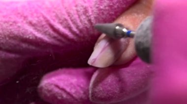 Makro çekim hassasiyeti, çivi yüzeyinde biraz karbit, küçük parçacıklar teknisyen kumları gibi uçuyor. Medya