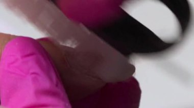 Yakından Beyaz Müşteri Tırnak Kırpma ve Cilalama, Pembe Eldiven Manikürcüsü Çivi Tazelemek İçin Göğüs Ucu ve Fırça Kullanıyor. Medya