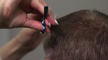 Crown and Nape 'de yakın çekim makaslı kısa saç kesimi berber silueti hassas parçalar ve tarak ile şekillendiriyor. Medya