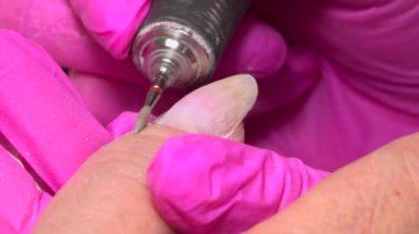 Pembe Eldiven Teknisyeni, Dikkatli Şekillendirme 'den 