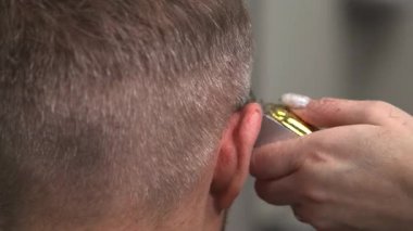 Kafkasyalı adam Earline Trim 'i Kesici Yakın çekim ile alıyor. Berber Ellerini sabit tut. Medya.