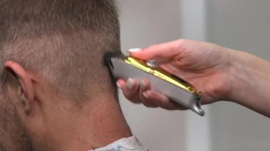 Yakın plan Altın Kırpıcı Boyun Temizleme Hattı ve Boyun, Berber Kıtır Taslak İçin Sabit Tutuyor. Medya