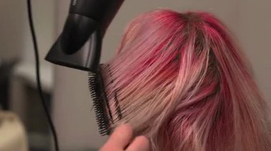 Moda stilisti Taç ve Yan bölümleri yuvarlak fırça ve kurutma makinesiyle düzleştiriyor, Son Polonyalı. Medya