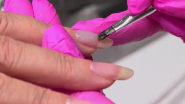 Yakından Çivi Geliştirme Pembe Eldivenler İnşa Edici Jel, Nazikçe parmak ucuna baskı. Medya