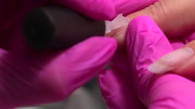 Yakından Beyaz Çivi Alıcı Jel Primer ve Fırça Uygulaması Pembe Eldivenli Tırnak Sanatçısı, Parlak Taban. Medya